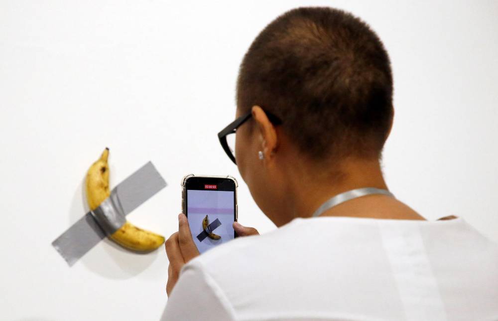 A subasta la banana pegada a la pared que dividió al mundo del arte