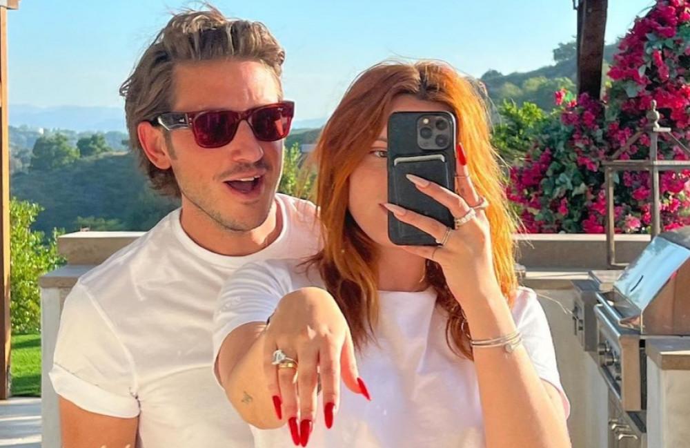 Bella Thorne se comprometió con Mark Emms después de un año de noviazgo