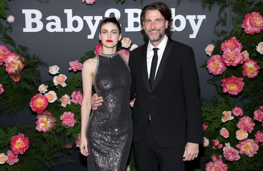 Alexandra Daddario está embarazada de su primer hijo