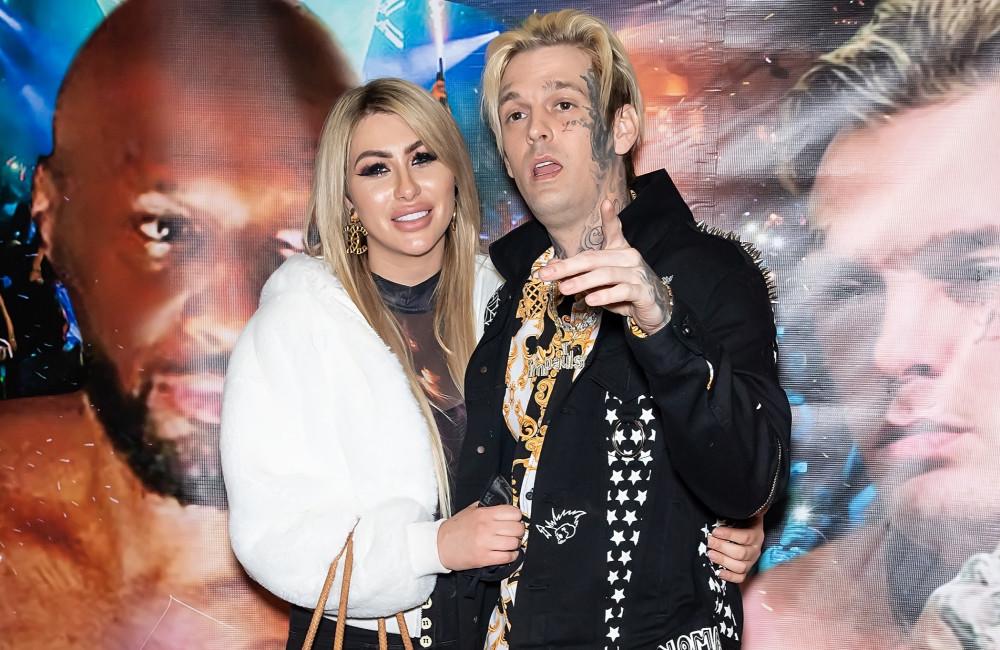 La prometida de Aaron Carter no acepta la versión oficial de la muerte del cantante