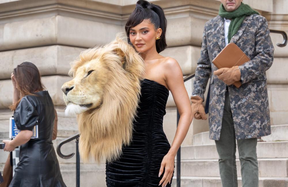 PETA defiende la cabeza de león en vestido de Kylie Jenner