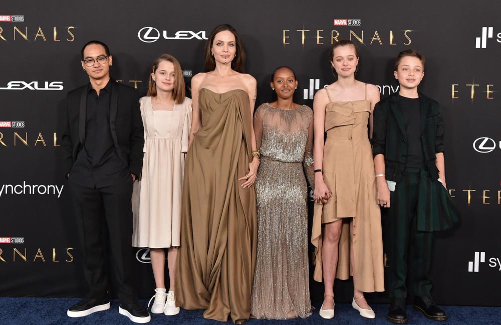 Hija de Angelina Jolie luce un vestido de su madre para su última alfombra roja