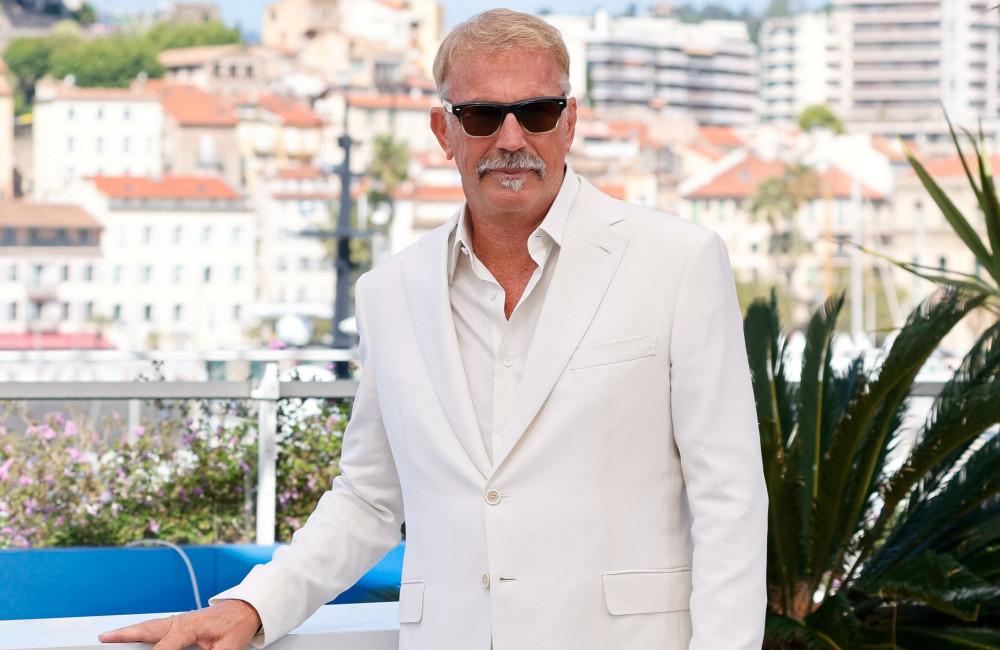 Kevin Costner no renuncia al amor pese a su agrio divorcio de Christine Baumgartner