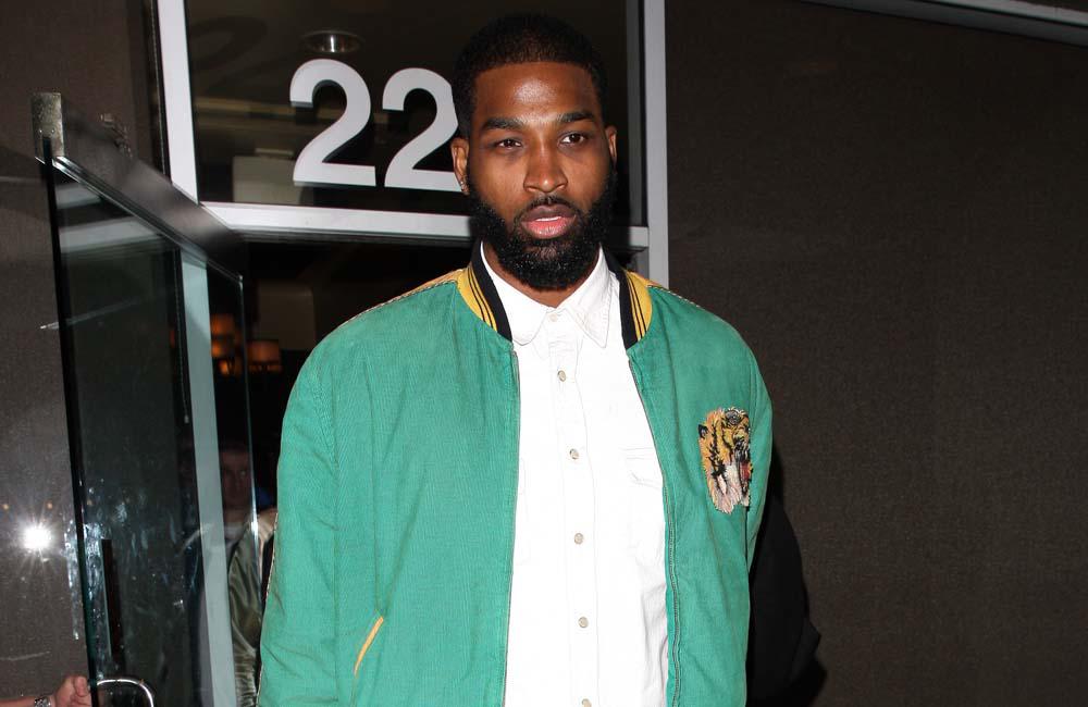 Tristan Thompson, ex de Khloé Kardashian, es captado tomado de la mano con otra mujer