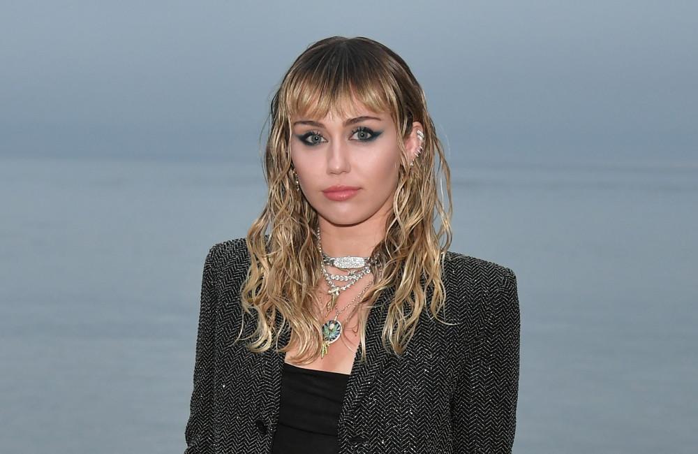 Miley Cyrus habla sobre las diferencias con su padre