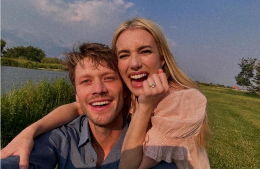 Emma Roberts se compromete con Cody John