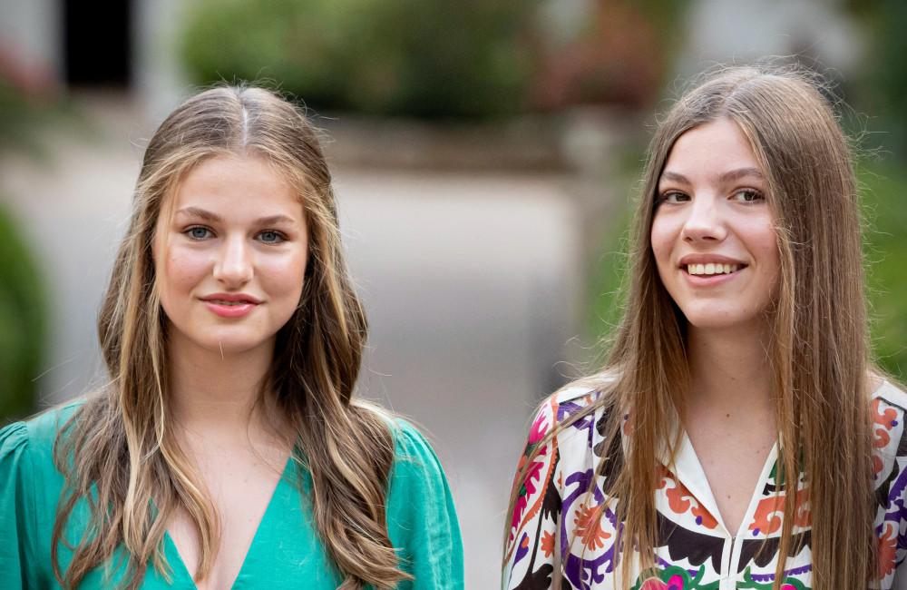 Las princesas Leonor y Sofía rompen el protocolo para sorprender a sus padres