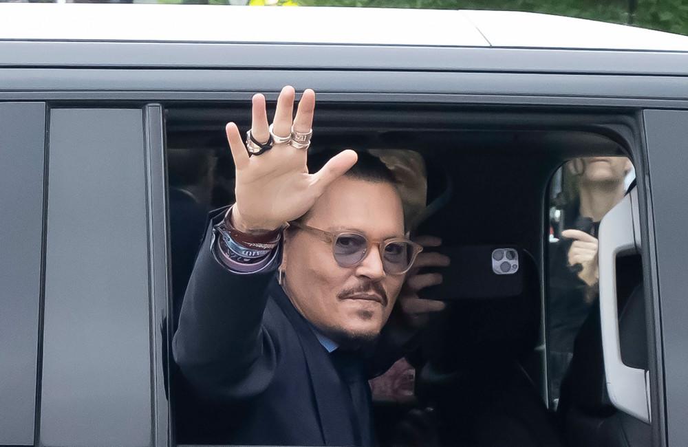 ¿Nuevo amor? Johnny Depp pasea con una misteriosa mujer en Italia