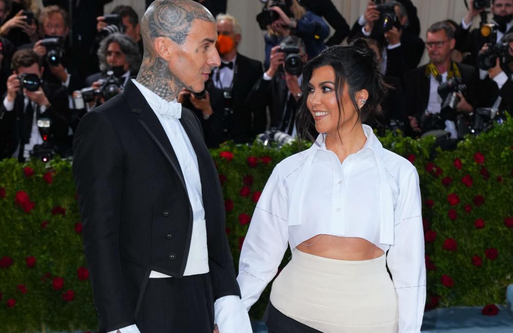 Kourtney Kardashian y Travis Barker reciben a su primer hijo en común