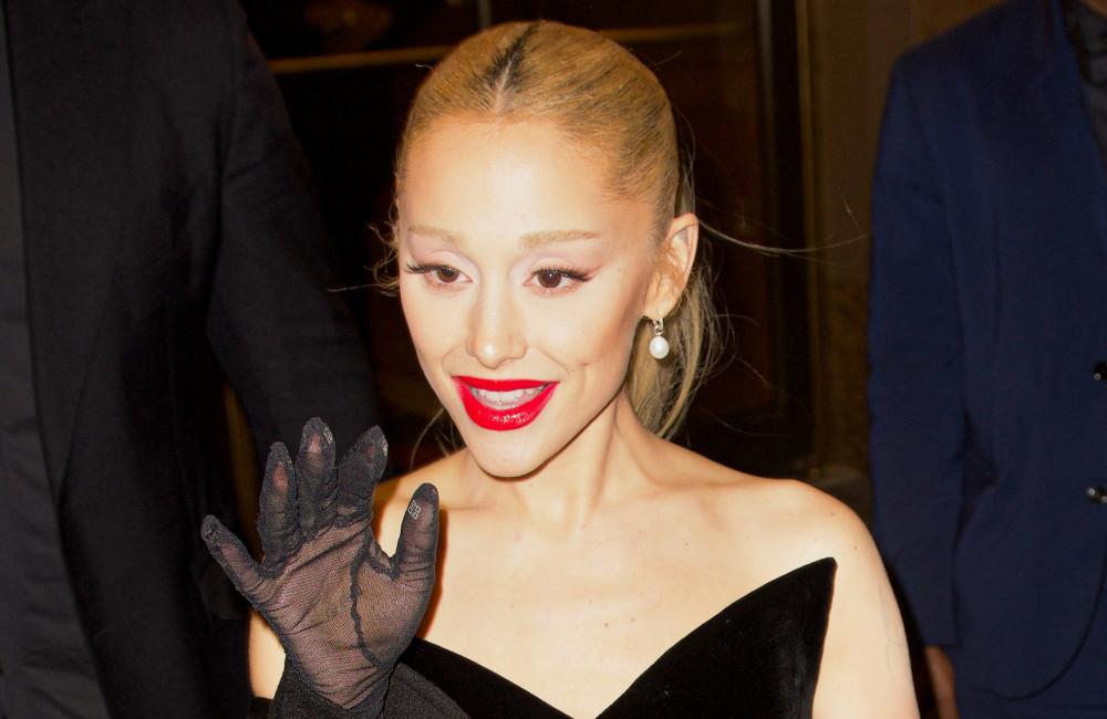 Ariana Grande no piensa aclarar si se enamoró de Ethan Slater antes o después de su divorcio