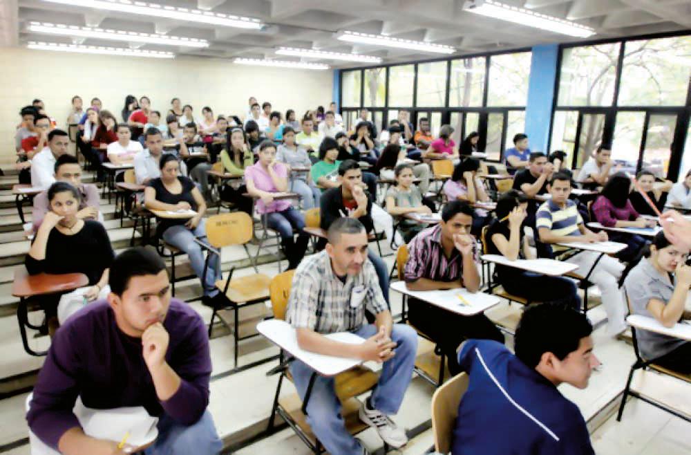 Unah expone causas de caída de matrícula