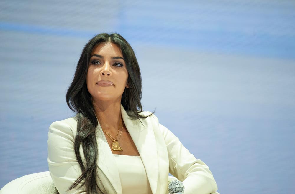 Kim Kardashian recibe un euro tras el traumático robo que sufrió en París