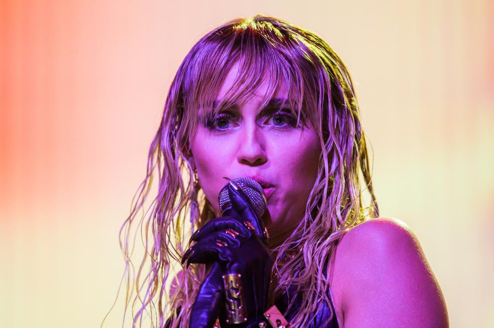 Miley Cyrus recibe estrella en el Paseo de la Fama de Hollywood