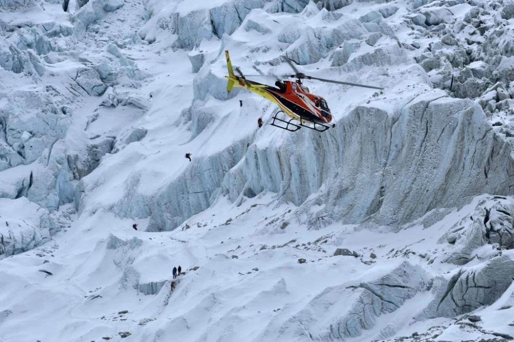 Mueren 5 turistas mexicanos y su piloto en accidente de helicóptero en Nepal