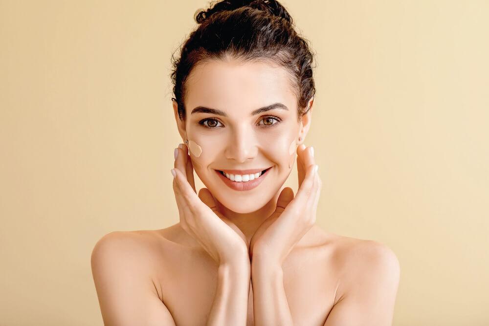 La prebase es el responsable de regular muy bien la piel en un maquillaje de efecto natural y también en controlar la jugosidad de las pieles que son jugosas de por sí.