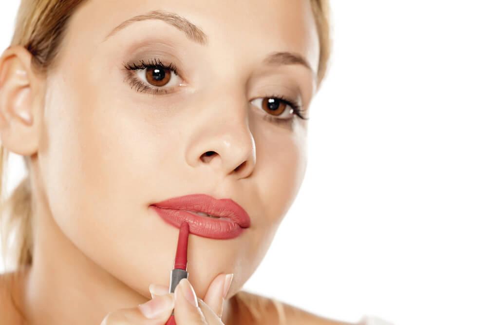 El labio debe hidratarse en profundidad previamente a aplicar cualquier tipo de color o “gloss” en textura brillante.