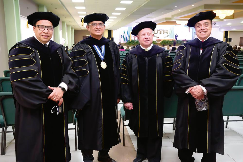 UTH gradúa a 170 nuevos profesionales