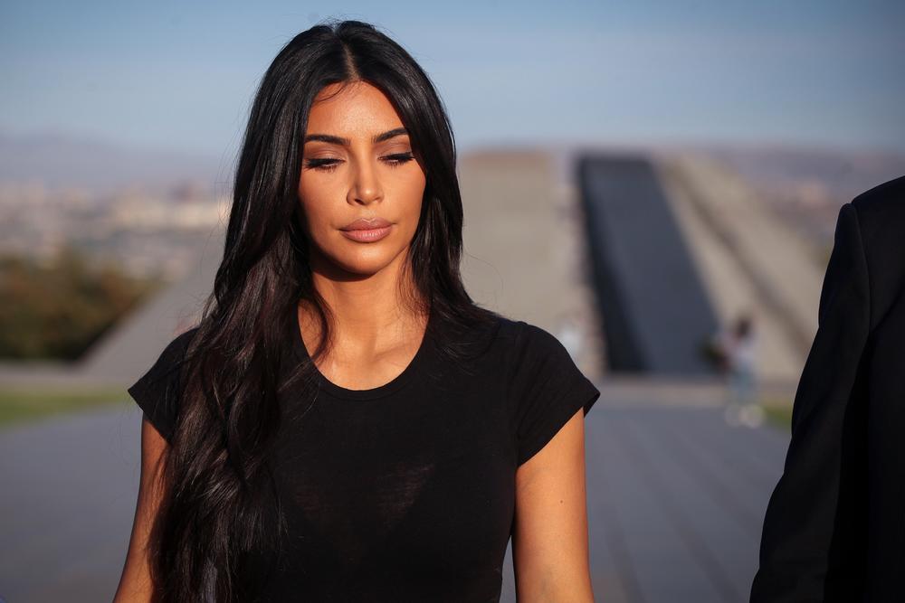 Kim Kardashian recibe un euro tras el traumático robo que sufrió en París