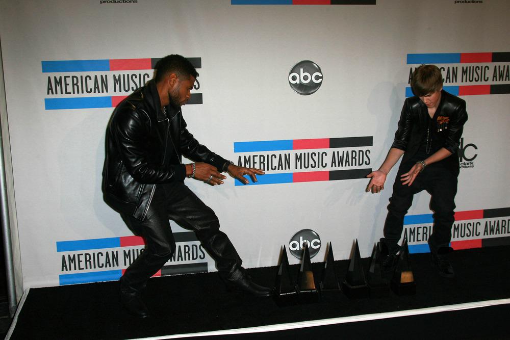 Justin Bieber y Usher protagonizan tenso momento en fiesta de los Oscar