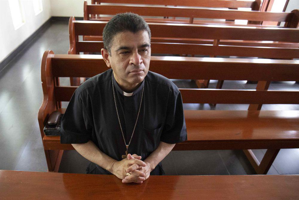 Obispo cumple dos semanas retenido por la policía en iglesia de Nicaragua