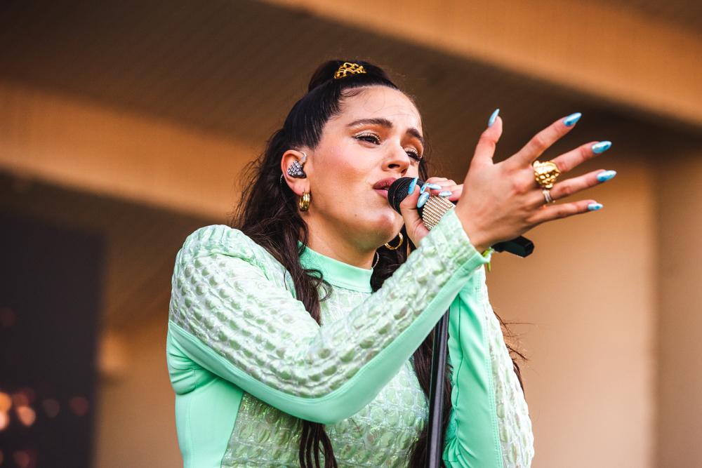 Grabé tu nombre en mis costillas: indirectas de Rosalía a Rauw Alejandro