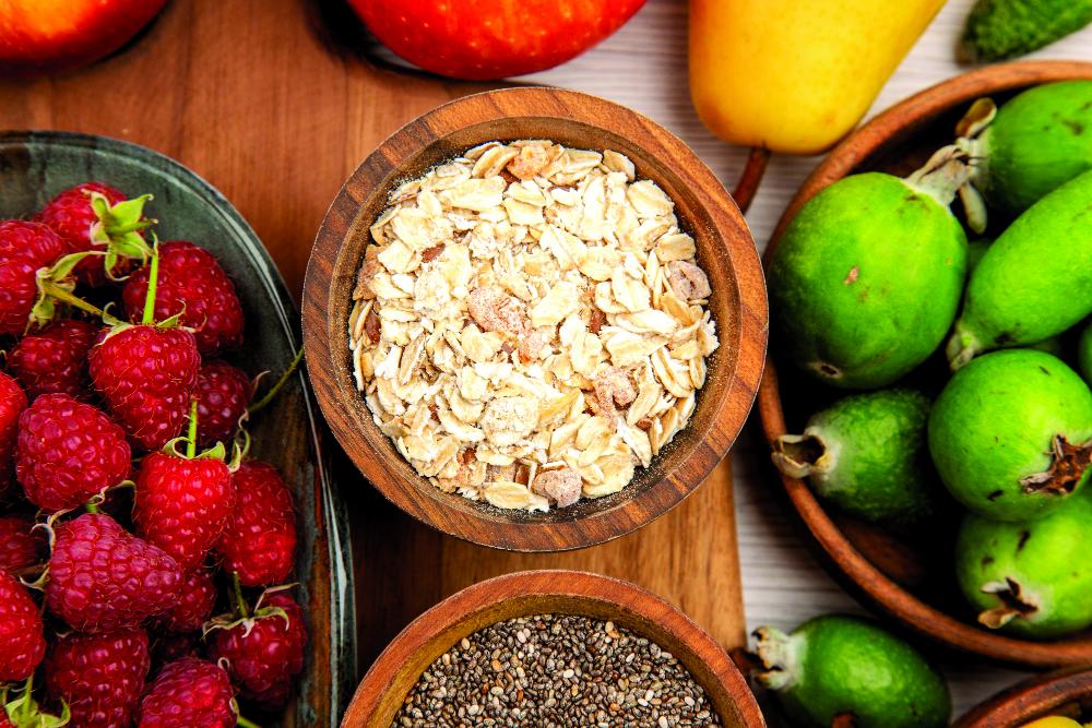 AUMENTA LA INGESTA DE FIBRA. Una dieta rica en fibra, con contenidos de frutas, verduras y cereales integrales, ayuda a mantener una digestión saludable y reduce la hinchazón.