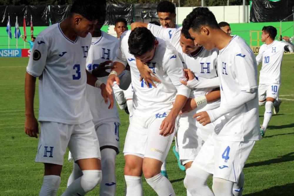Los chicos de la Sub-17 en el triunfo ante Bermudas en los octavos de final.