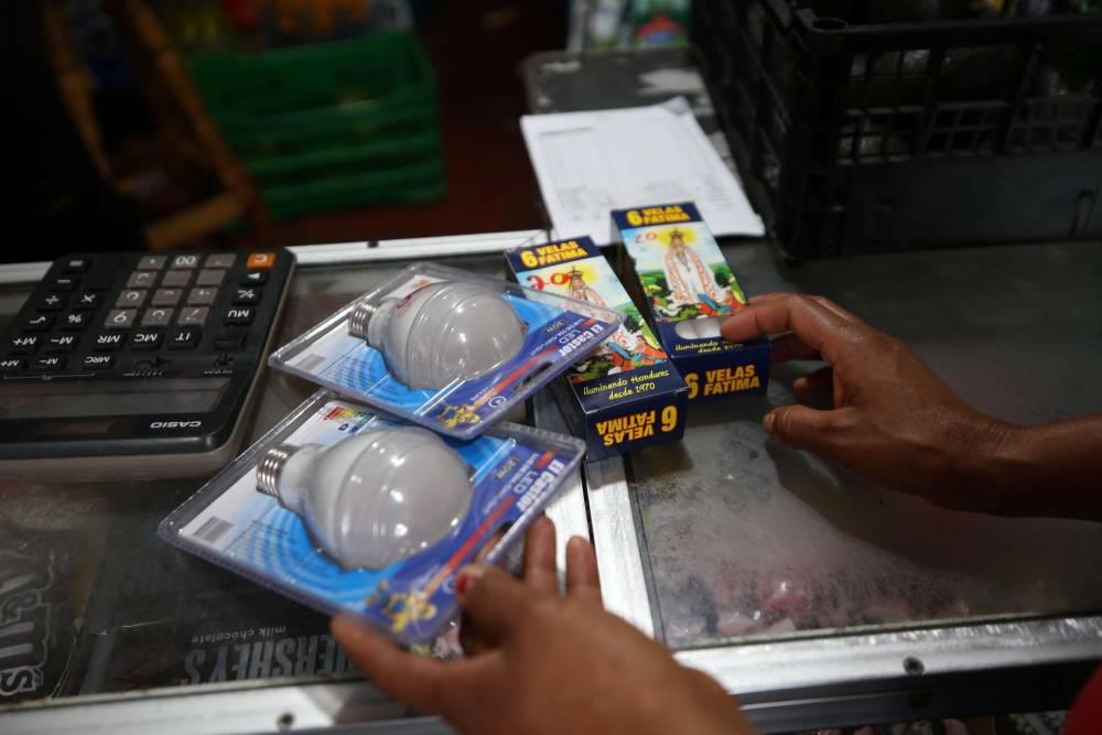Por apagones, se dispara el precio de velas y focos
