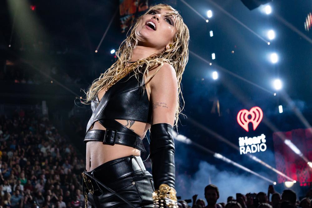 Miley Cyrus recibe estrella en el Paseo de la Fama de Hollywood