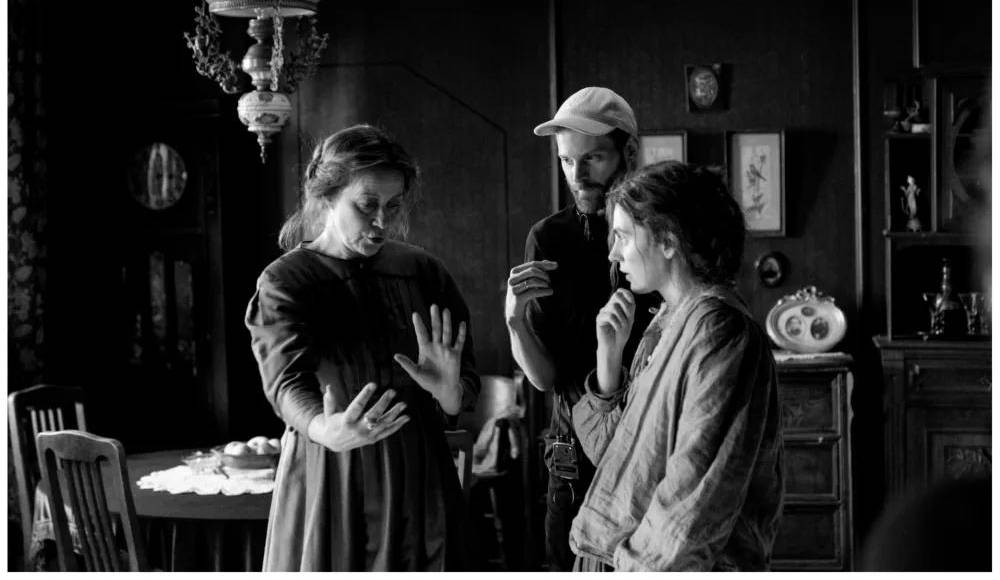 Y en unos baños públicos conoce a Dagmar, una mujer de apariencia honrada, que tiene una tienda de dulces y, de forma ilegal, se ocupa de niños abandonados a los que entrega a familias de buena posición.