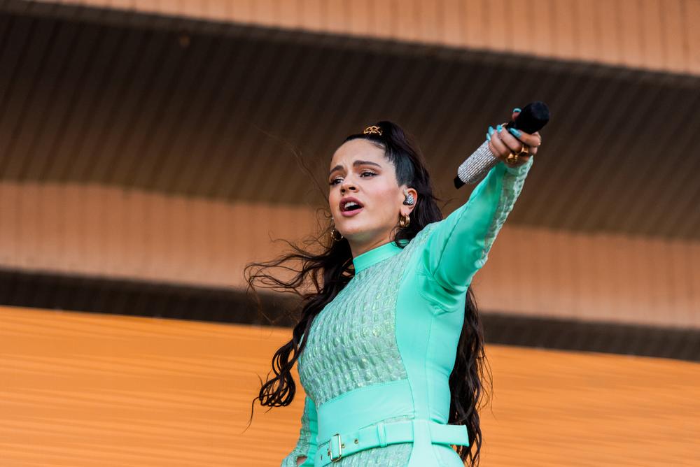 Grabé tu nombre en mis costillas: indirectas de Rosalía a Rauw Alejandro