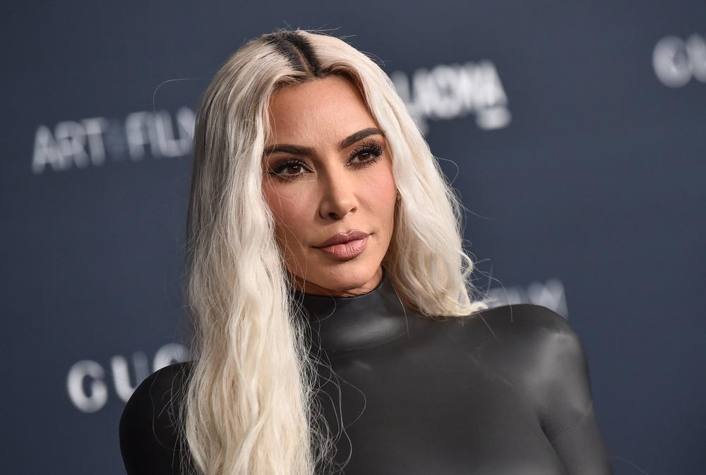 Kim Kardashian recibe un euro tras el traumático robo que sufrió en París