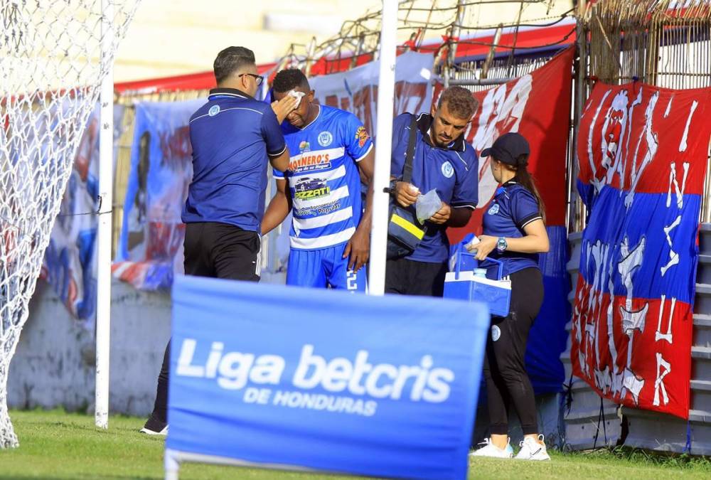 José David Velásquez Colón no pudo seguir en el partido tras el golpe y tuvo que ser sustituido.