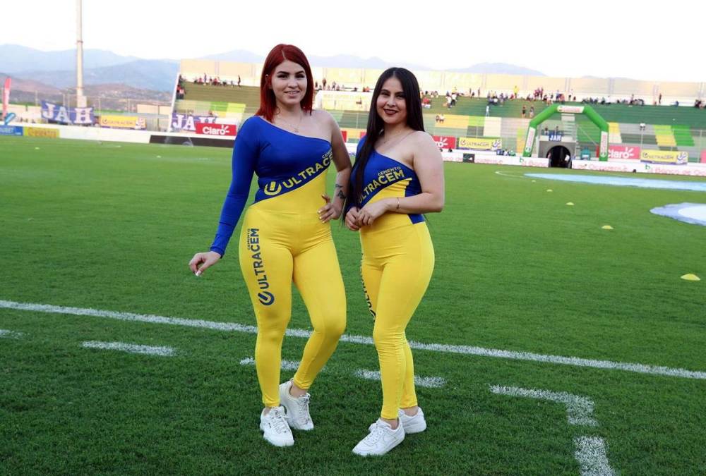 Dos guapas edecanes que robaron miradas en el estadio Carlos Miranda.