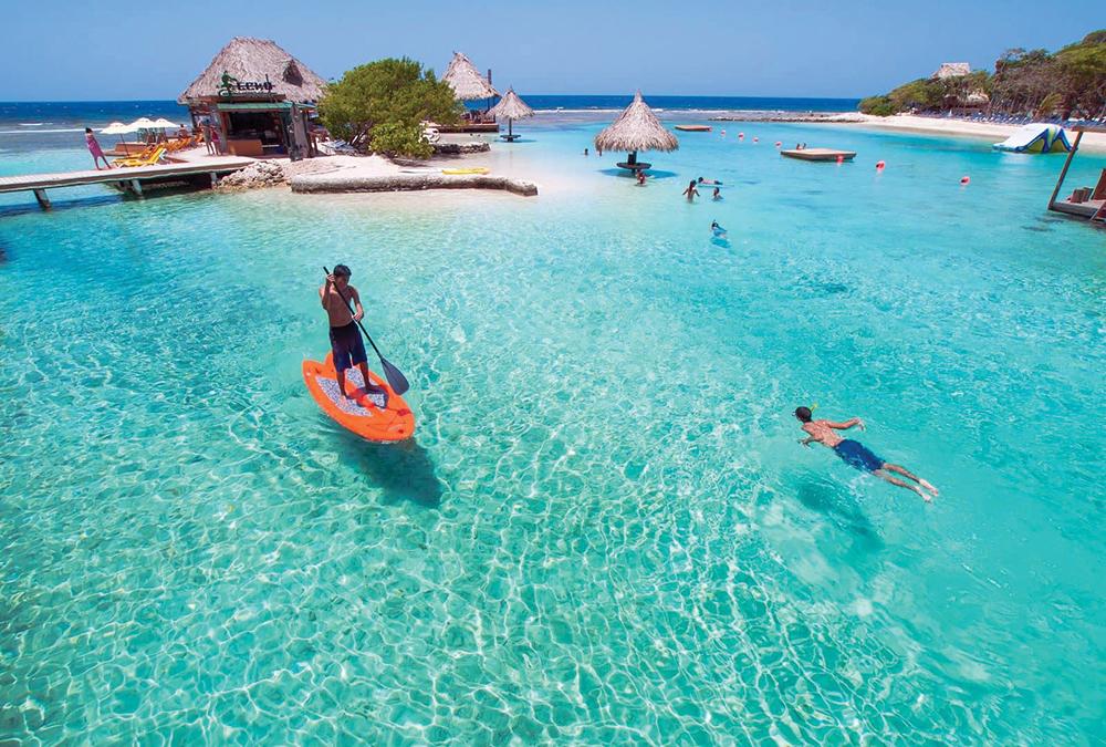 18. Honduras: La riqueza tropical de Honduras es un paraíso para los buceadores y observadores de aves, por ellos se está convirtiendo rápidamente en un lugar de moda para los viajeros con conciencia ecológica. El archipiélago ya es famoso por sus aguas color azul celeste, playas de arena blanca y espectacular buceo en apnea, pero en 2022 la Fundación lanzará eco-tours que permitirán a los viajeros participar en la limpieza de arrecifes, detectar boas rosadas en caminatas y unirse a los científicos en el monitoreo de tortugas.