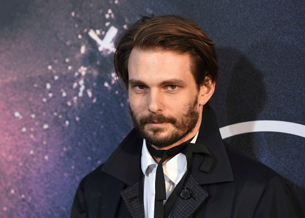 Sam Levinson es actor, director de cine y guionista estadounidense. Es hijo de Diana Rhodes y del reconocido cineasta Barry Levinson.