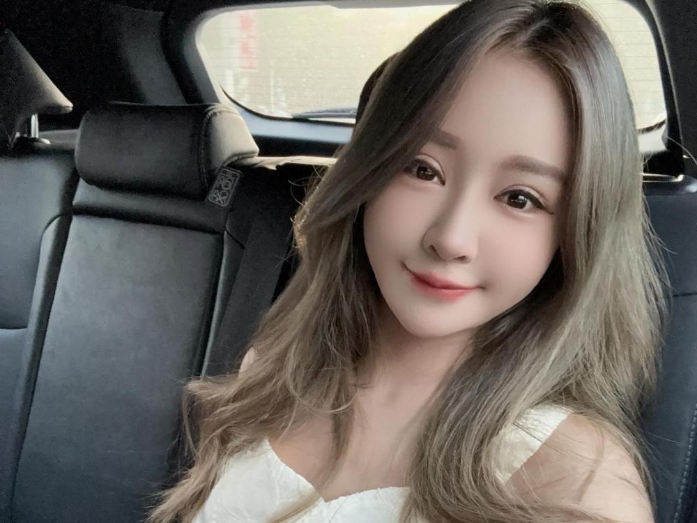 Modelo es hallada sin vida en una bañera; famoso cantante es sospechoso