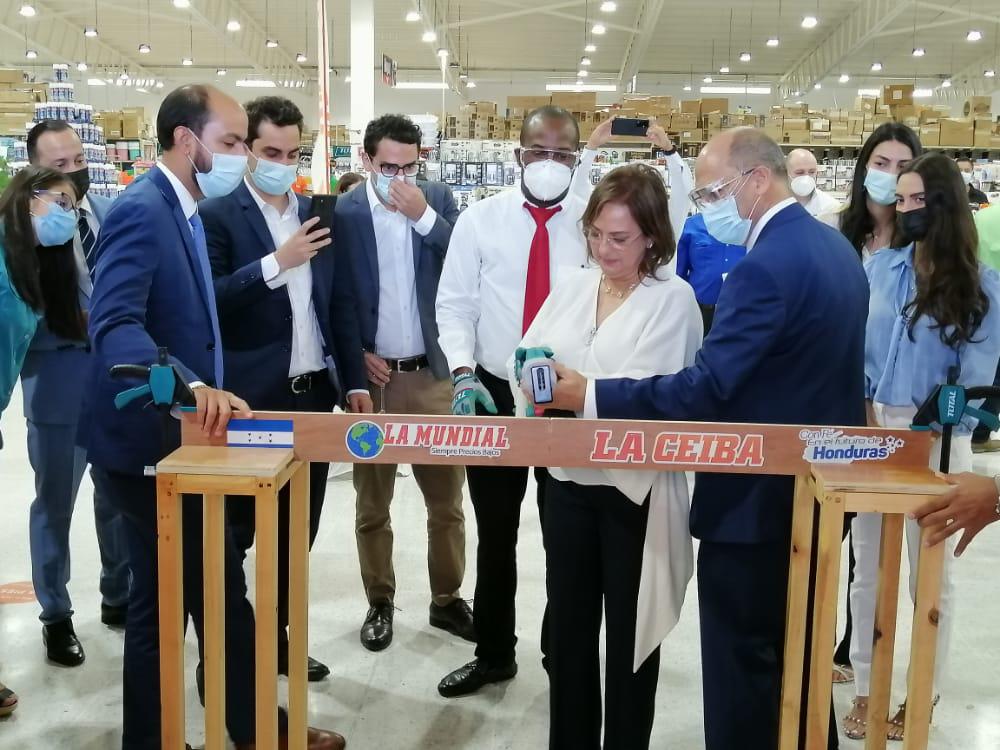 Agencia La Mundial inaugura tienda en La Ceiba
