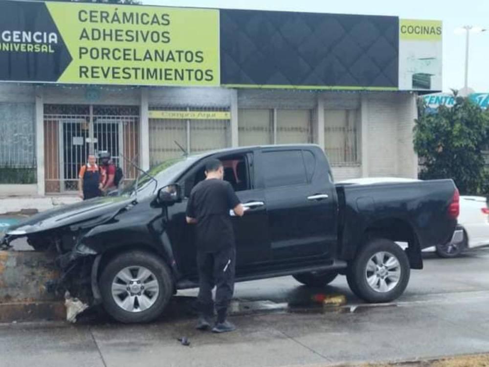 El cuerpo del portavoz del Ministerio Público quedó al interior del vehículo.