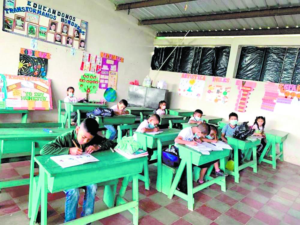 Unos 19,000 centros educativos no tienen libros de texto