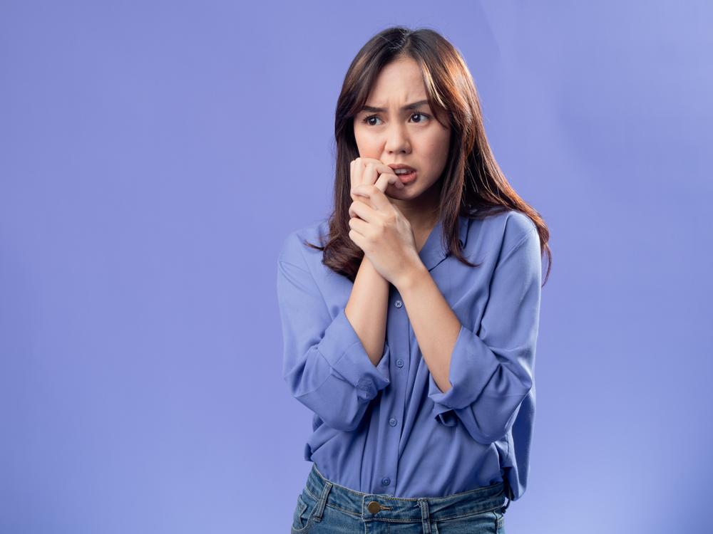 Sentirse inusualmente confundido, olvidadizo, enfadado, molesto, preocupado o asustado es otra señal de que nuestra salud mental está alterada.