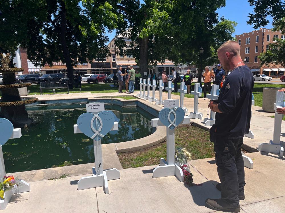 Shane Rehman, un marine y amigo personal de la familia de Uziyah García, uno de los niños asesinados el martes en la masacre de la escuela primaria Robb.