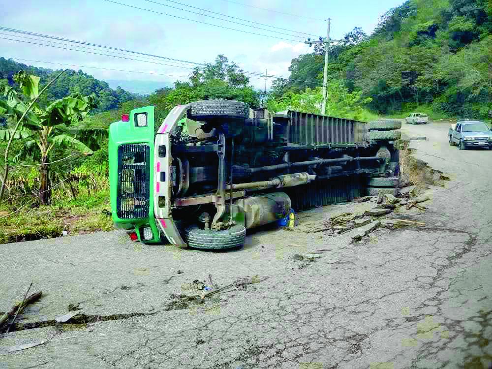 Una rastra salvadoreña volcó en una falla que recientemente se formó en la CA-4.