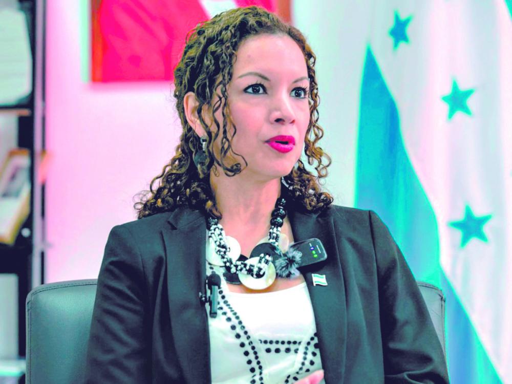 Natalie Roque todavía recibe su salario como secretaria de DD HH