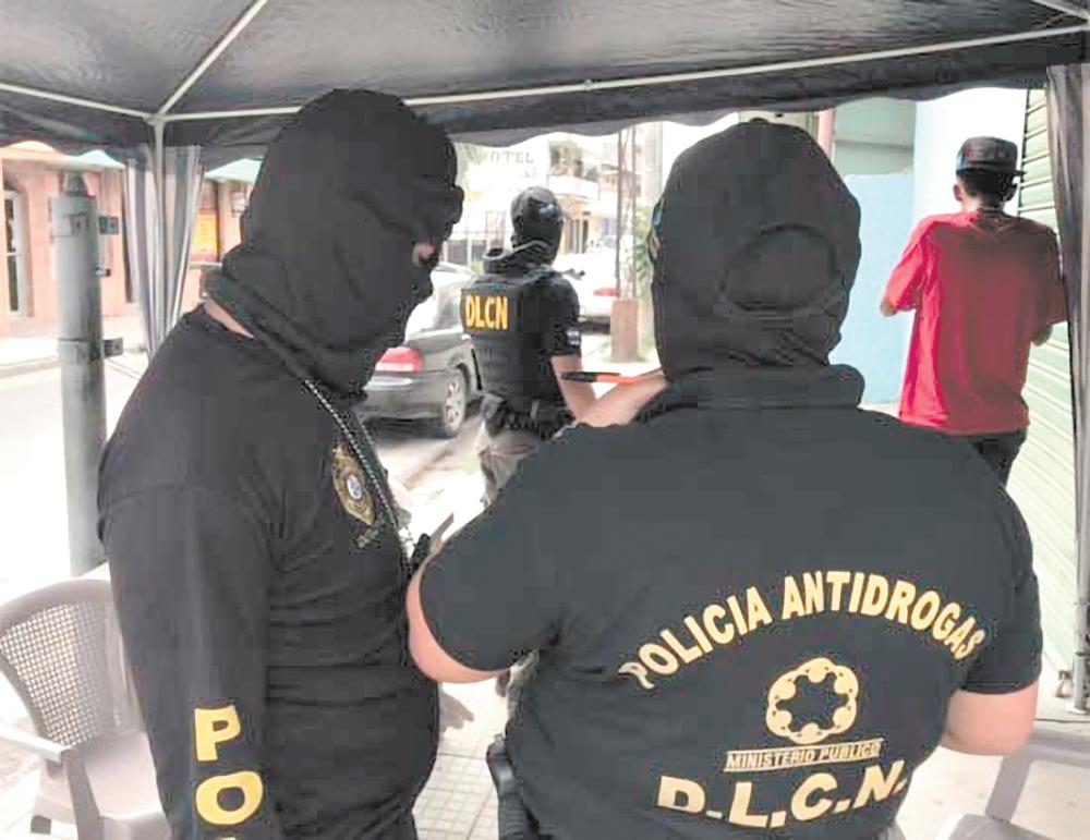 Capturan a 5 detectives de la DLCN por sustracción de armas incautadas