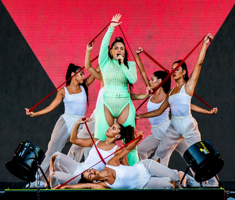 Grabé tu nombre en mis costillas: indirectas de Rosalía a Rauw Alejandro