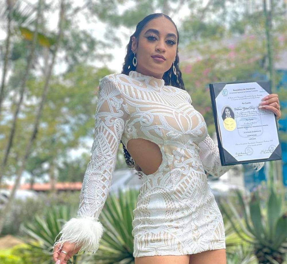 Valeria con su titulo profesional. 