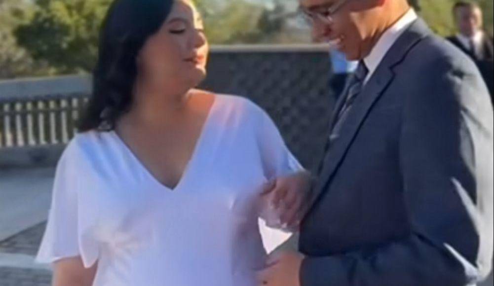 En la fiesta, rodeados de algunas figuras políticas del gobierno, el funcionario junto a sus esposa fueron sorprendidos con regalos y buenos deseos por su nuevo hogar.