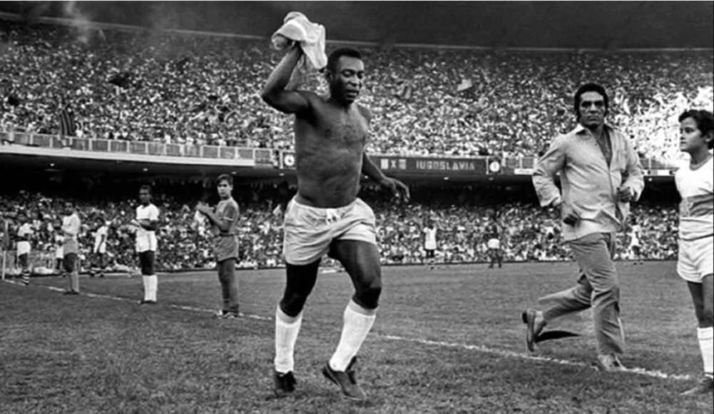 El 18 de julio de 1971, Edson Arantes do Nascimento jugó su último partido con Brasil. Fue ante Yugoslavia en el estadio de Maracana. El público, entregado a él, homenajeó al mejor jugador de la historia.
