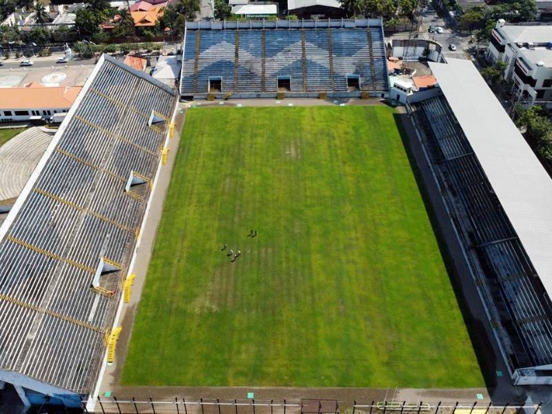 La nueva cancha del estadio Morazán no podrá usarse por la contaminación de hongos que tiene.